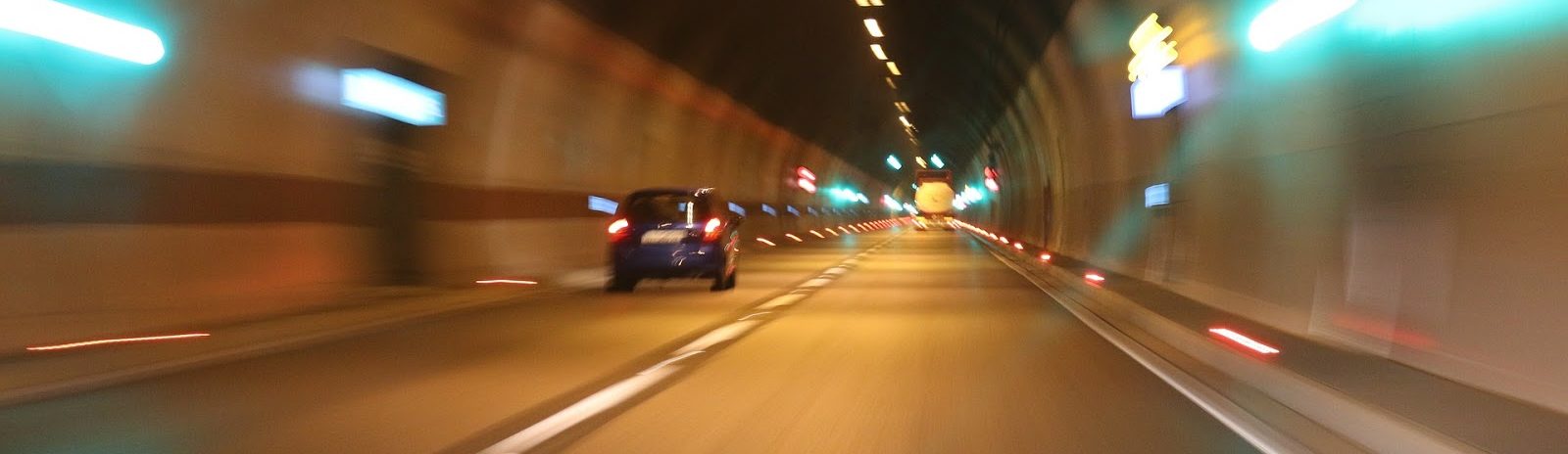 tunnel met auto